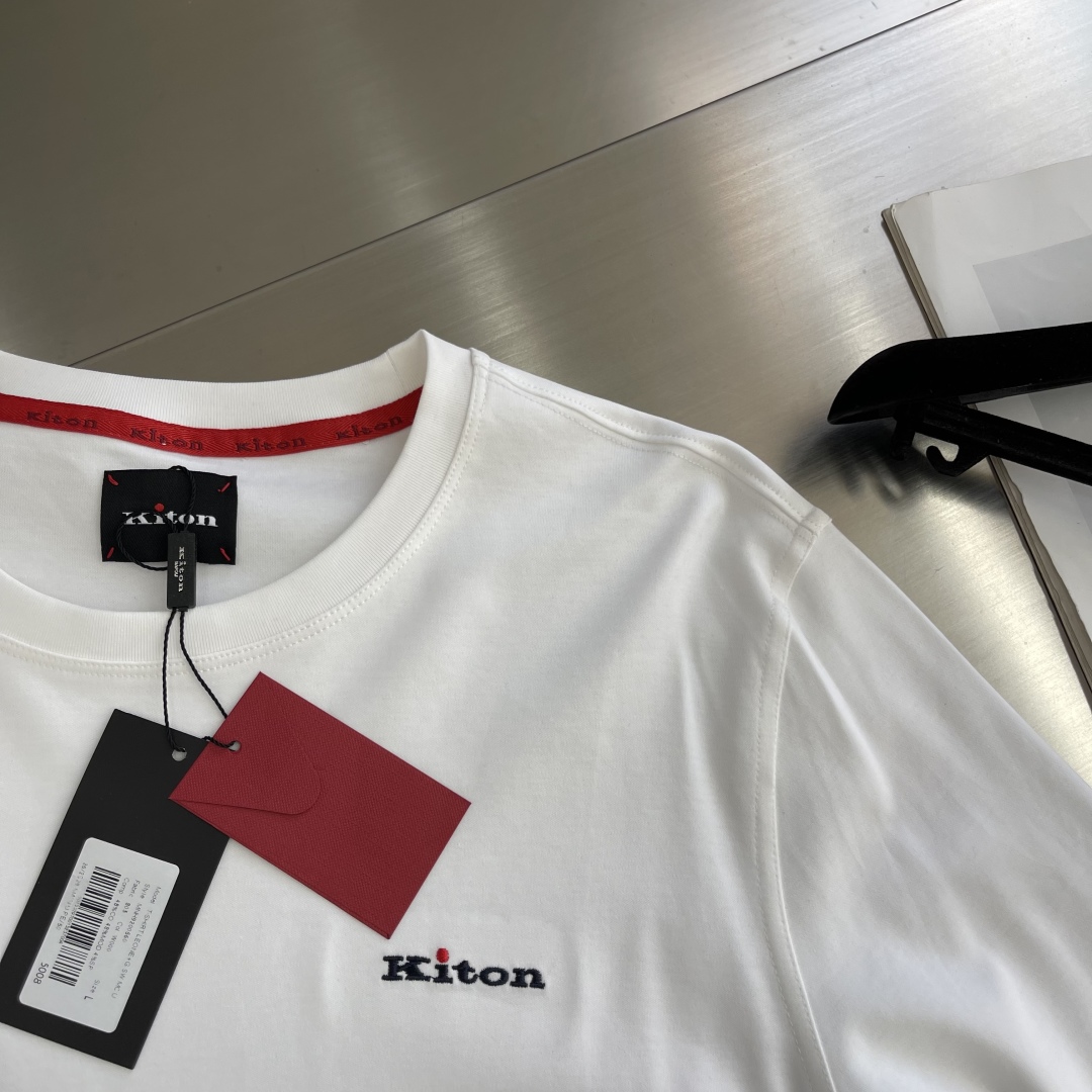 -Kiton 秋季经典品牌字母刺绣logo圆领长袖T恤打底衫，品牌经典logo刺绣设计简洁易于搭配，刺绣