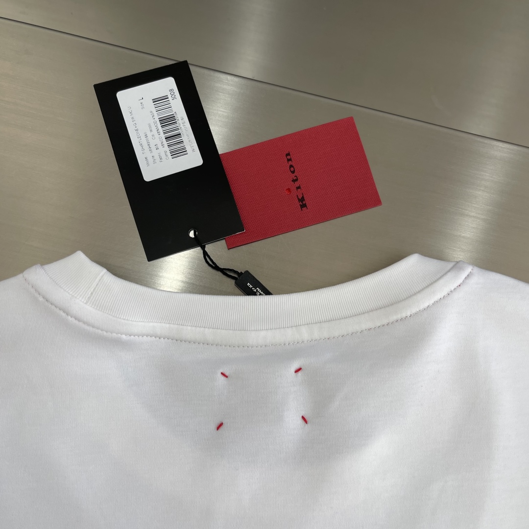 -Kiton 秋季经典品牌字母刺绣logo圆领长袖T恤打底衫，品牌经典logo刺绣设计简洁易于搭配，刺绣