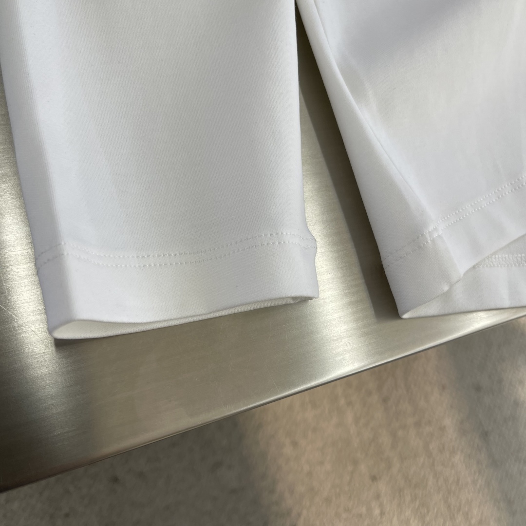 -Kiton 秋季经典品牌字母刺绣logo圆领长袖T恤打底衫，品牌经典logo刺绣设计简洁易于搭配，刺绣
