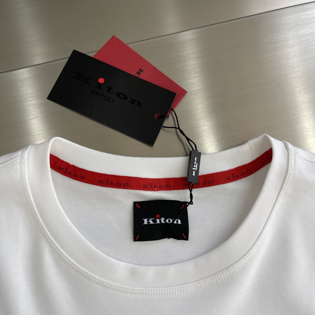 -Kiton 秋季经典品牌字母刺绣logo圆领长袖T恤打底衫，品牌经典logo刺绣设计简洁易于搭配，刺绣
