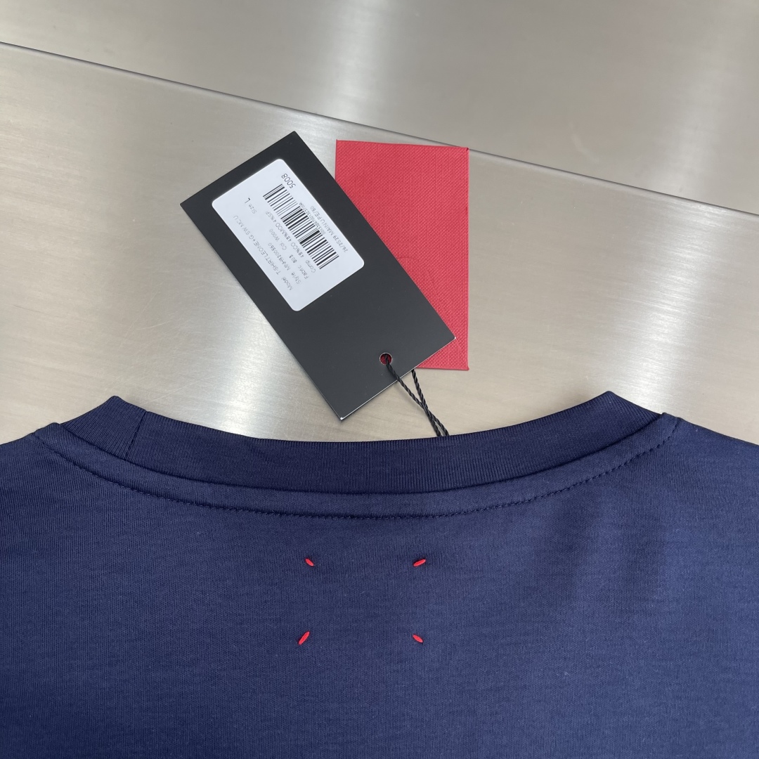 -Kiton 秋季经典品牌字母刺绣logo圆领长袖T恤打底衫，品牌经典logo刺绣设计简洁易于搭配，刺绣