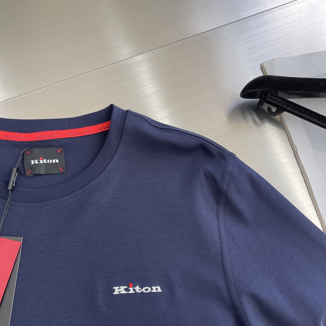 -Kiton 秋季经典品牌字母刺绣logo圆领长袖T恤打底衫，品牌经典logo刺绣设计简洁易于搭配，刺绣