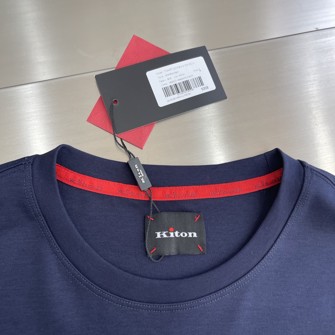 -Kiton 秋季经典品牌字母刺绣logo圆领长袖T恤打底衫，品牌经典logo刺绣设计简洁易于搭配，刺绣