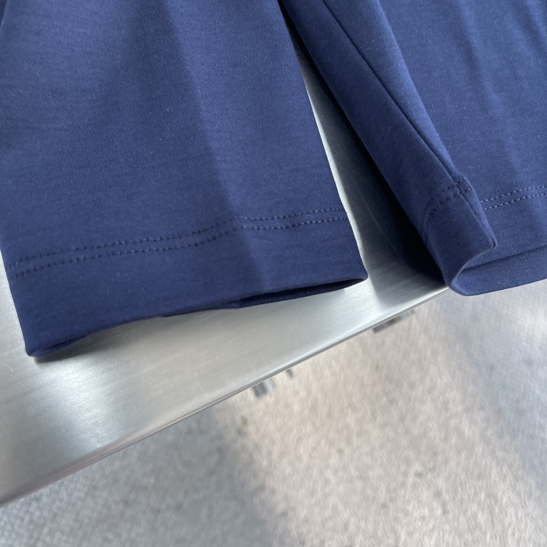 -Kiton 秋季经典品牌字母刺绣logo圆领长袖T恤打底衫，品牌经典logo刺绣设计简洁易于搭配，刺绣