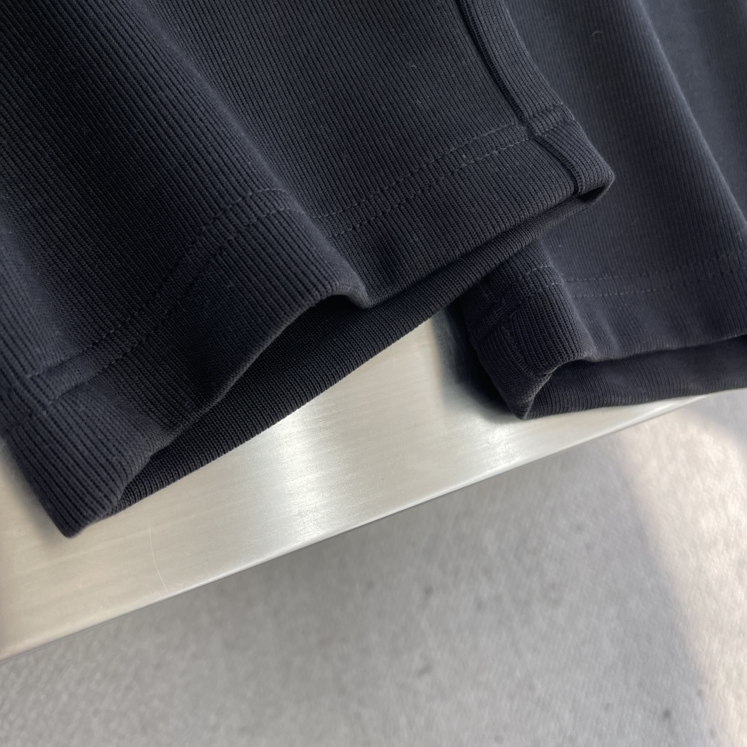 -PRAD 25fwP家运动风休闲卫裤 贸易公司渠道订单，极简主义的构造，又是一款王牌级别的裤装单品！此