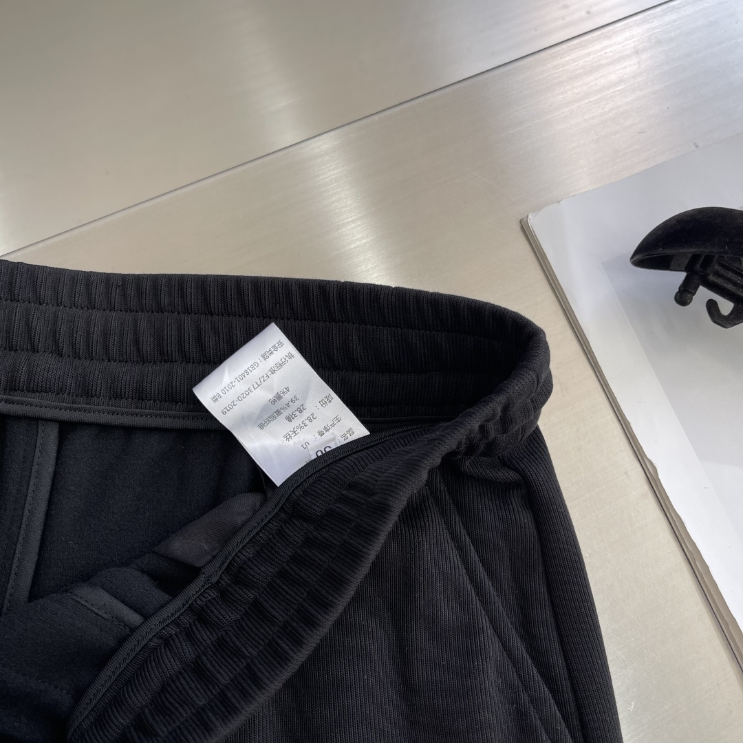 -PRAD 25fwP家运动风休闲卫裤 贸易公司渠道订单，极简主义的构造，又是一款王牌级别的裤装单品！此