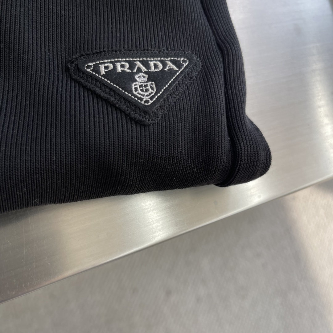 -PRAD 25fwP家运动风休闲卫裤 贸易公司渠道订单，极简主义的构造，又是一款王牌级别的裤装单品！此