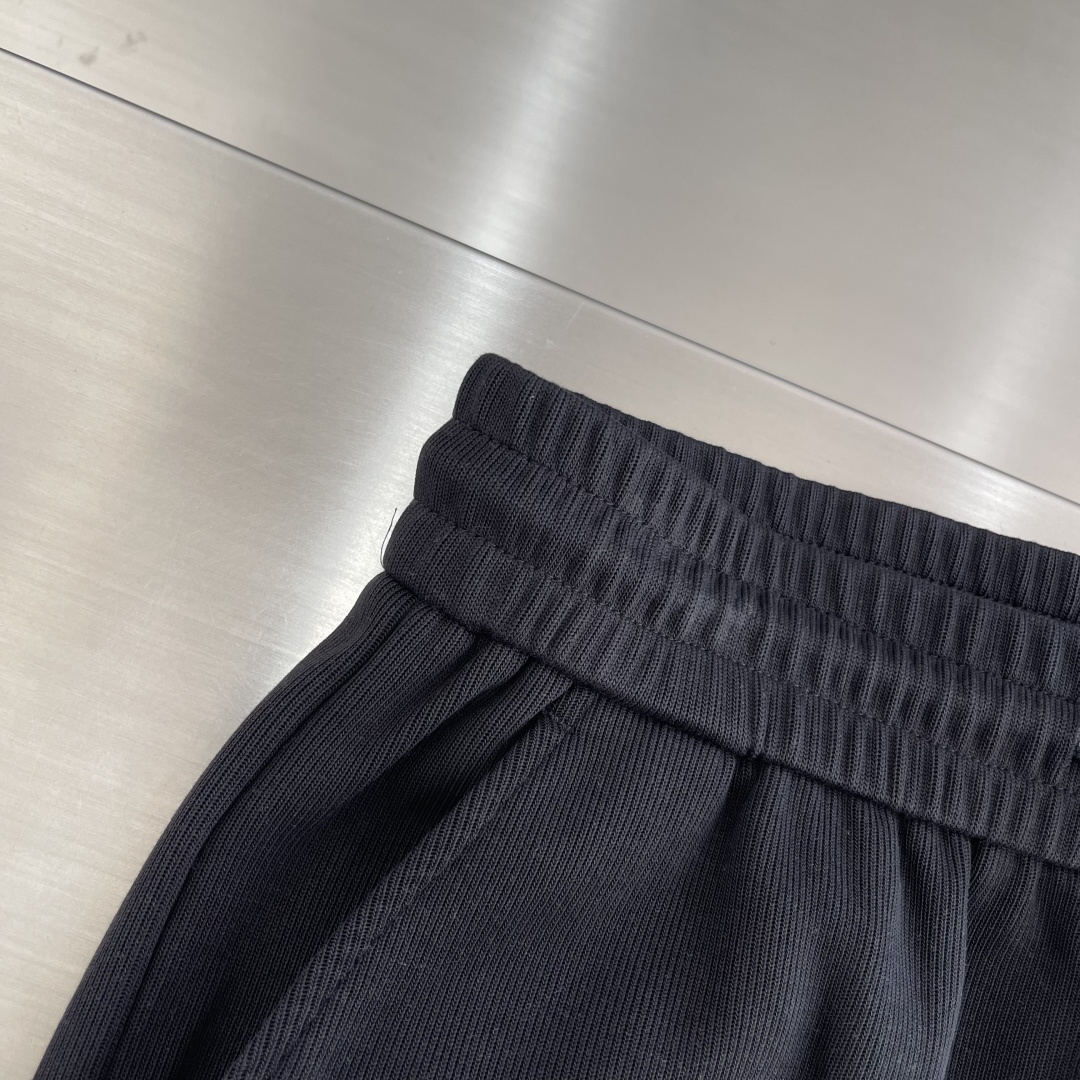 -PRAD 25fwP家运动风休闲卫裤 贸易公司渠道订单，极简主义的构造，又是一款王牌级别的裤装单品！此