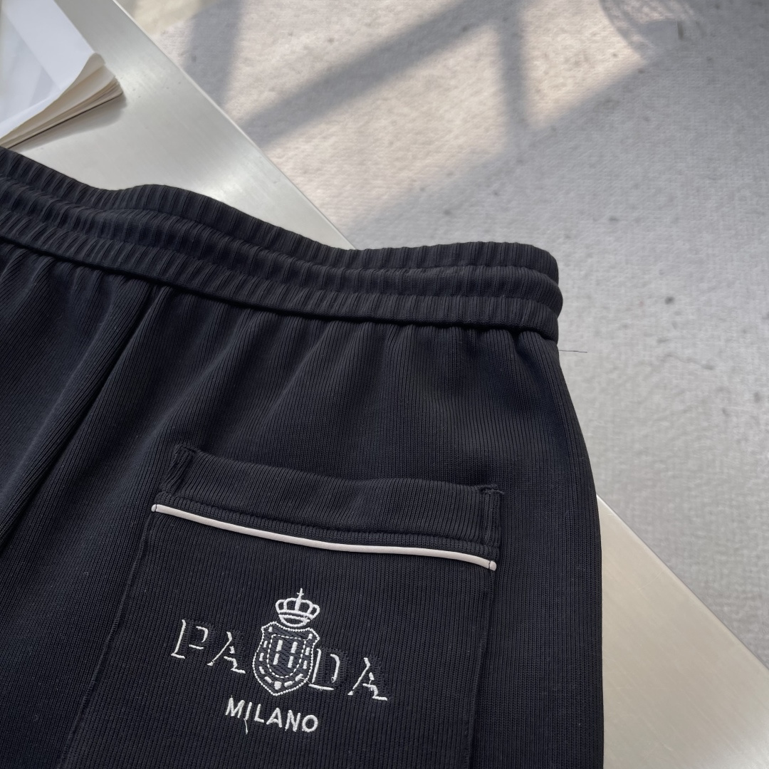 -PRAD 25fwP家运动风休闲卫裤 贸易公司渠道订单，极简主义的构造，又是一款王牌级别的裤装单品！此