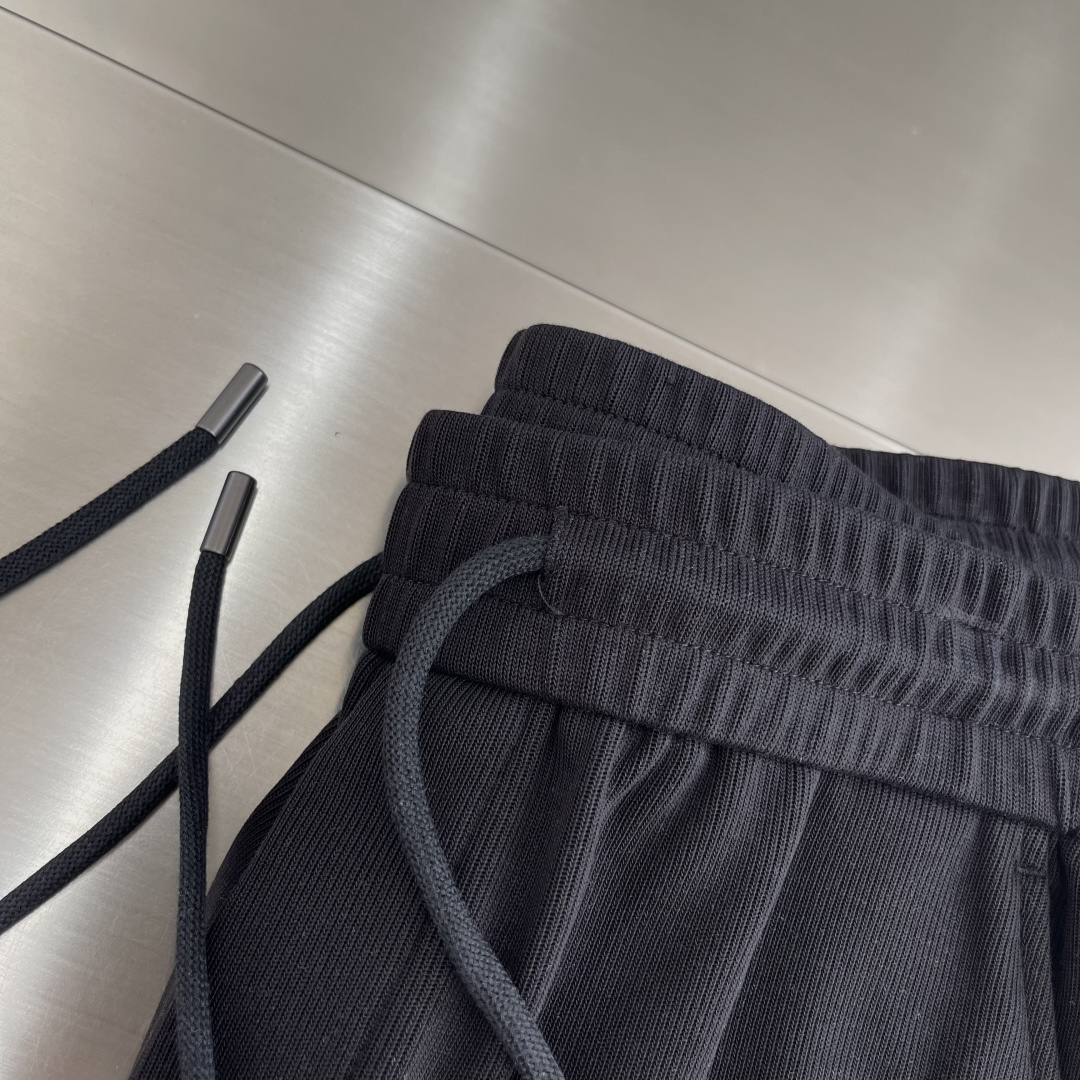 -PRAD 25fwP家运动风休闲卫裤 贸易公司渠道订单，极简主义的构造，又是一款王牌级别的裤装单品！此