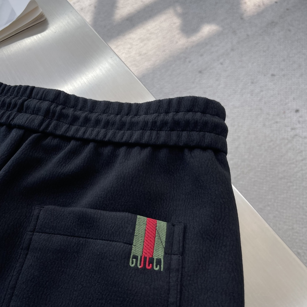 -GUCC 25fw新款休闲运动裤客供进口面料，高支数，立挺有型，抗皱不沾灰，上身显高显瘦；口袋处经典立