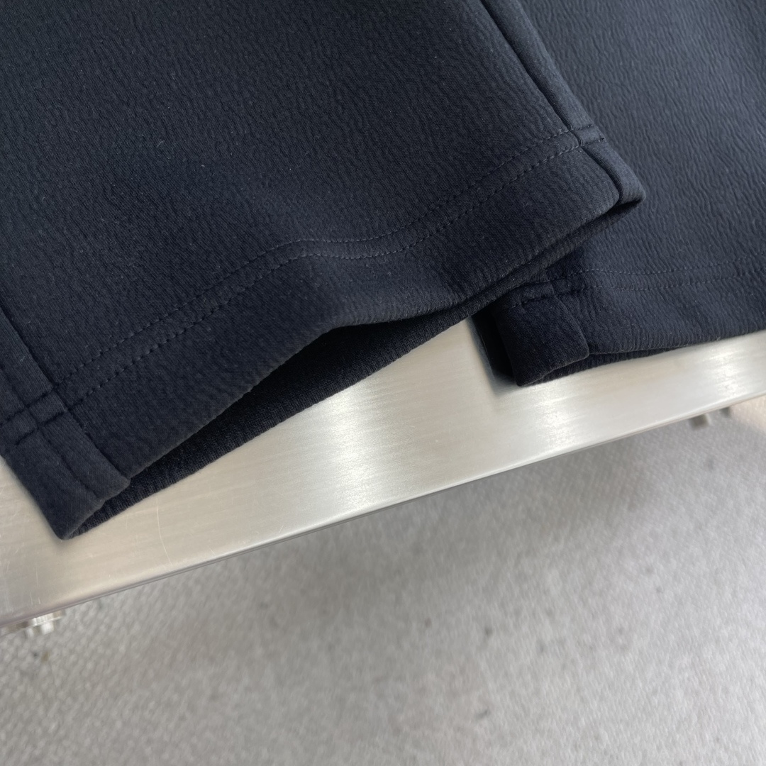 -GUCC 25fw新款休闲运动裤客供进口面料，高支数，立挺有型，抗皱不沾灰，上身显高显瘦；口袋处经典立