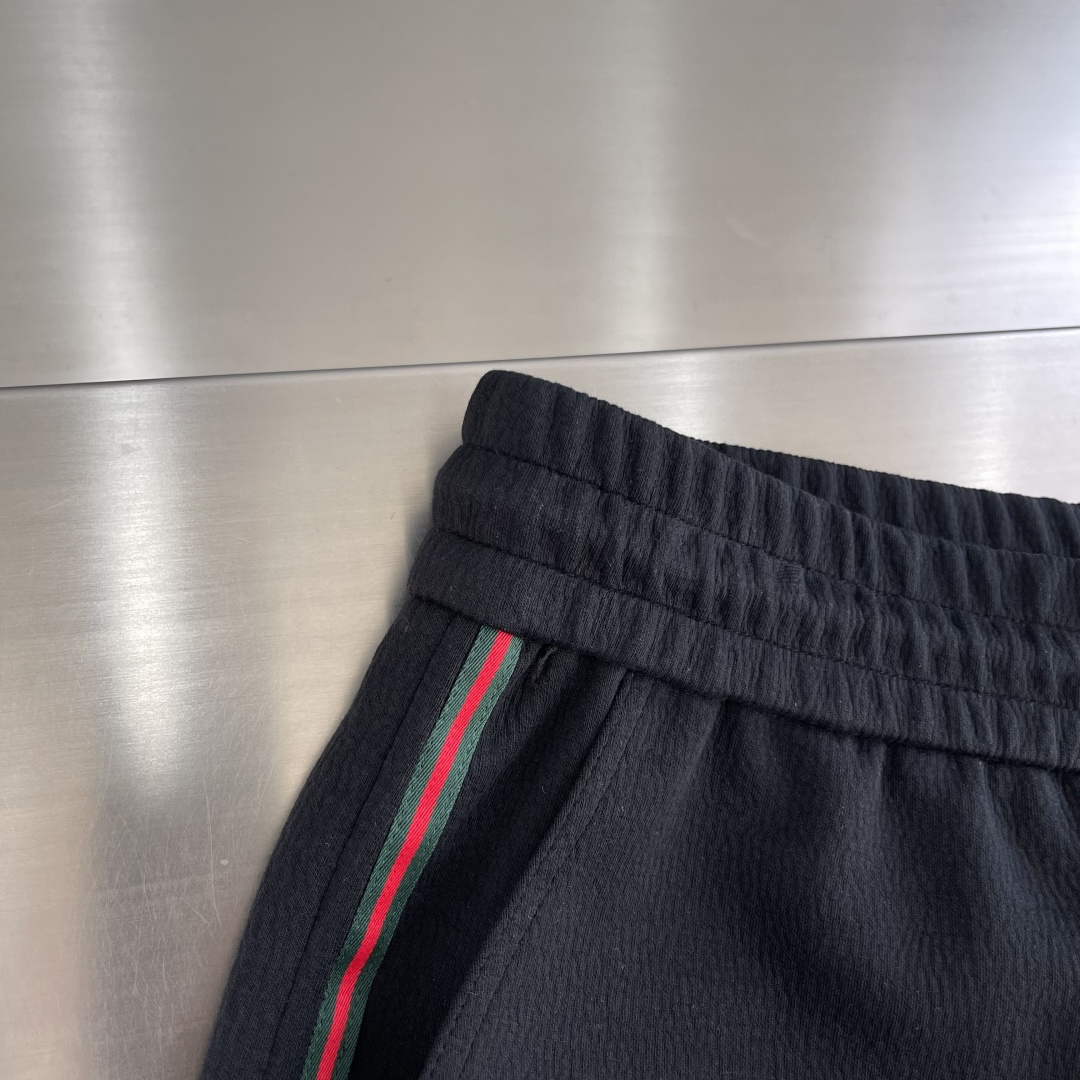 -GUCC 25fw新款休闲运动裤客供进口面料，高支数，立挺有型，抗皱不沾灰，上身显高显瘦；口袋处经典立