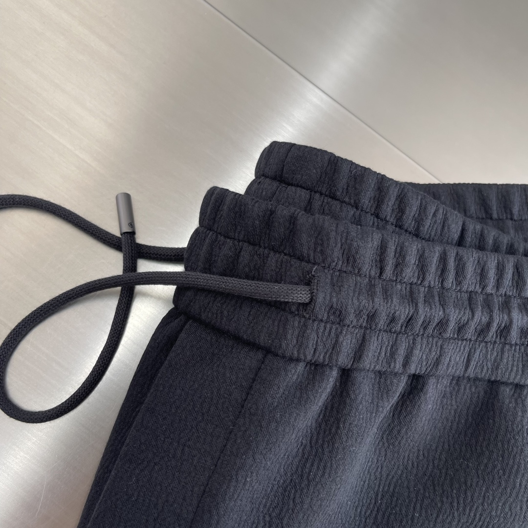 -GUCC 25fw新款休闲运动裤客供进口面料，高支数，立挺有型，抗皱不沾灰，上身显高显瘦；口袋处经典立