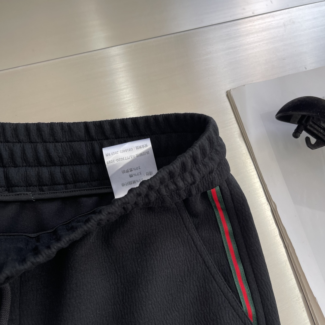 -GUCC 25fw新款休闲运动裤客供进口面料，高支数，立挺有型，抗皱不沾灰，上身显高显瘦；口袋处经典立