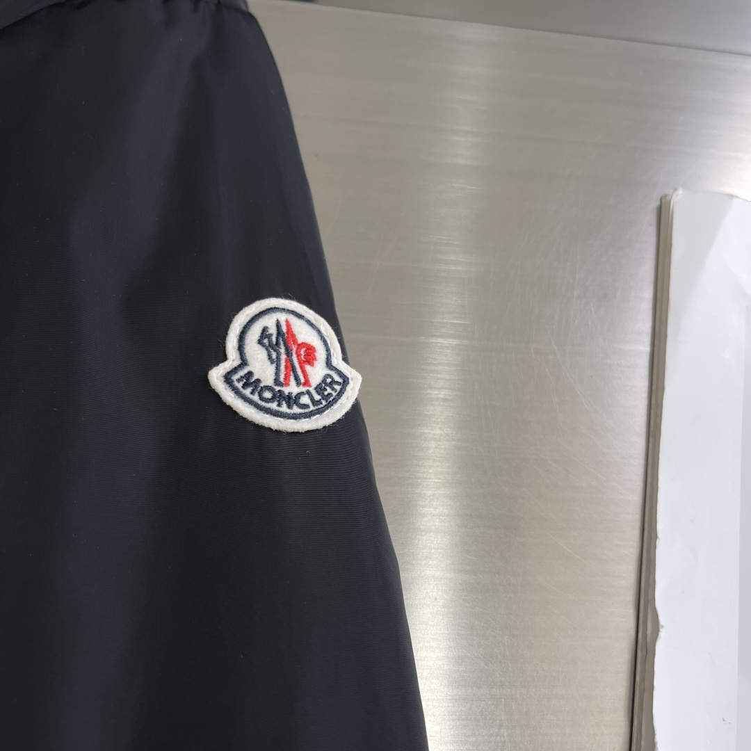 -mon 2025秋冬新款时尚秋冬连帽棉服。经典设计感与颜值爆棚的外套，品质更是无法挑剔品控可以直接入手