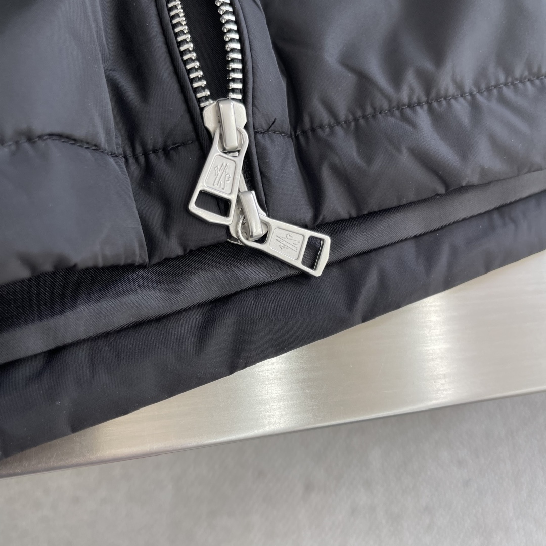 -mon 2025秋冬新款时尚秋冬连帽棉服。经典设计感与颜值爆棚的外套，品质更是无法挑剔品控可以直接入手