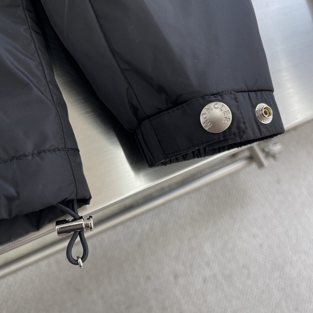 -mon 2025秋冬新款时尚秋冬连帽棉服。经典设计感与颜值爆棚的外套，品质更是无法挑剔品控可以直接入手