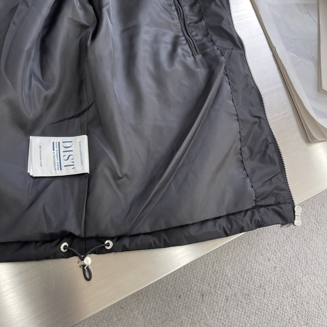 -mon 2025秋冬新款时尚秋冬连帽棉服。经典设计感与颜值爆棚的外套，品质更是无法挑剔品控可以直接入手