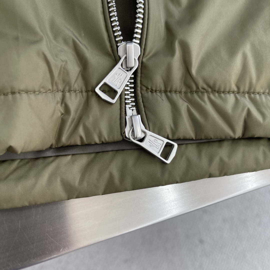 -mon 2025秋冬新款时尚秋冬连帽棉服。经典设计感与颜值爆棚的外套，品质更是无法挑剔品控可以直接入手