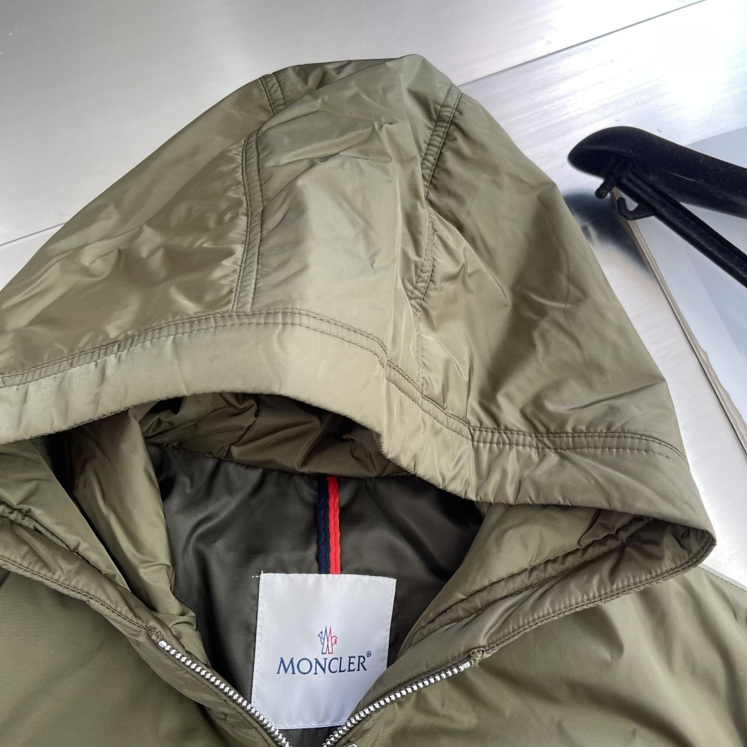 -mon 2025秋冬新款时尚秋冬连帽棉服。经典设计感与颜值爆棚的外套，品质更是无法挑剔品控可以直接入手