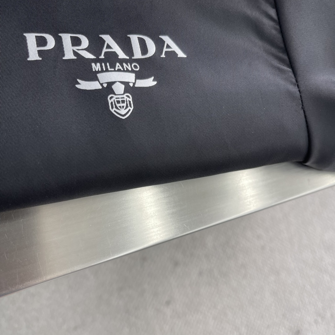 -PRAD 2025秋冬新款翻领夹克外套 面料舒适柔软 经典的品牌logo装饰设计理念完美 符有独特的魅