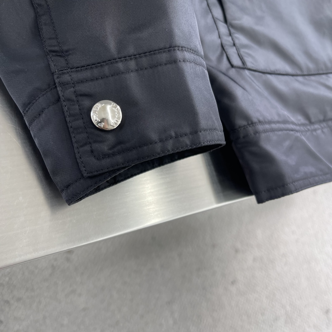 -PRAD 2025秋冬新款翻领夹克外套 面料舒适柔软 经典的品牌logo装饰设计理念完美 符有独特的魅