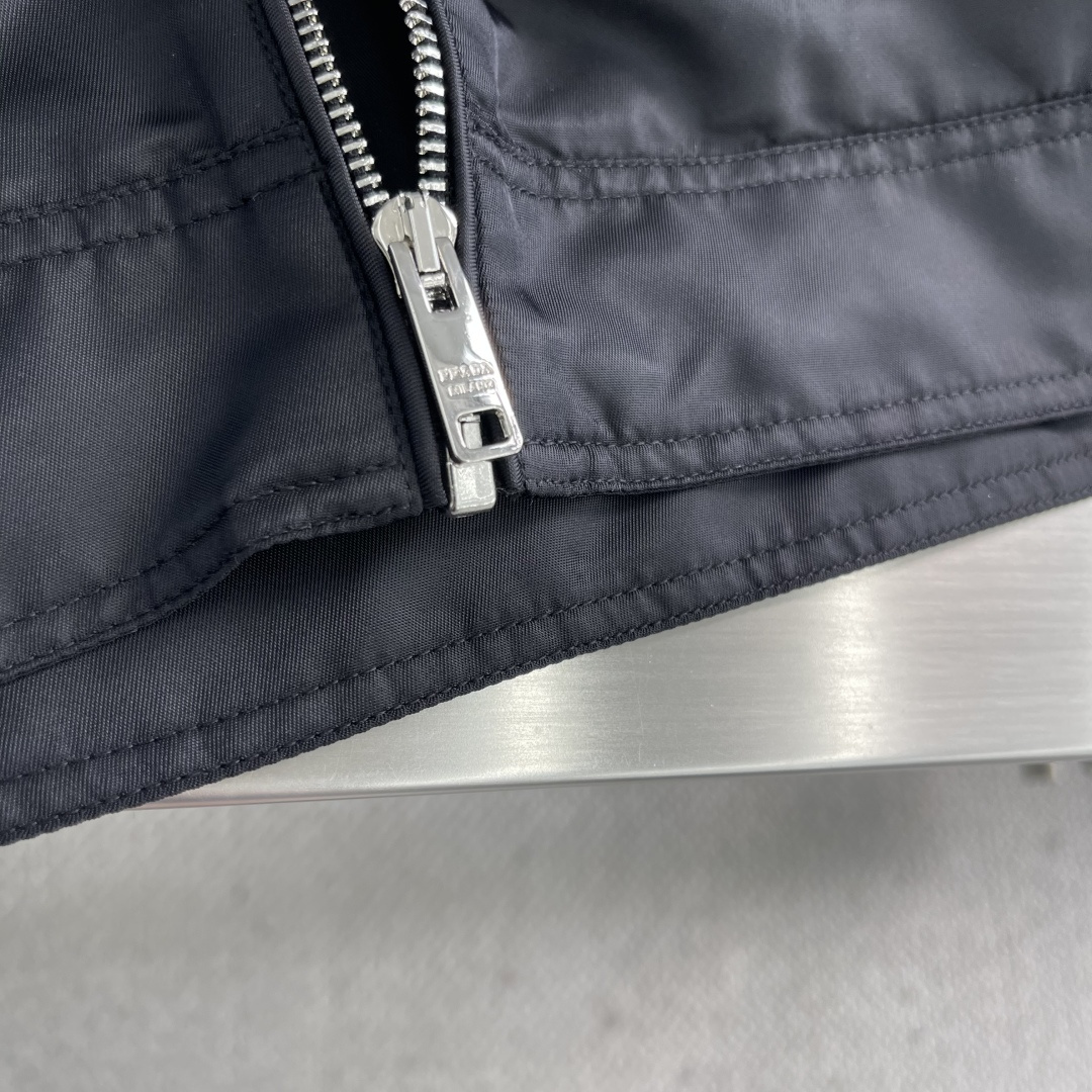 -PRAD 2025秋冬新款翻领夹克外套 面料舒适柔软 经典的品牌logo装饰设计理念完美 符有独特的魅