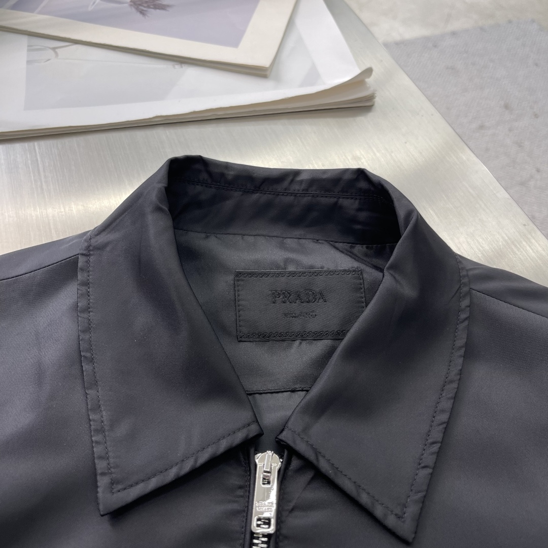-PRAD 2025秋冬新款翻领夹克外套 面料舒适柔软 经典的品牌logo装饰设计理念完美 符有独特的魅