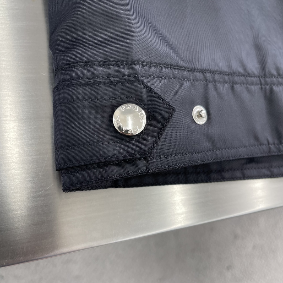 -PRAD 2025秋冬新款翻领夹克外套 面料舒适柔软 经典的品牌logo装饰设计理念完美 符有独特的魅