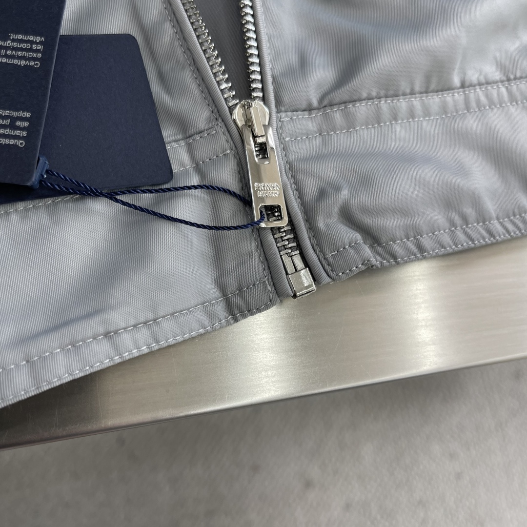 -PRAD 2025秋冬新款翻领夹克外套 面料舒适柔软 经典的品牌logo装饰设计理念完美 符有独特的魅