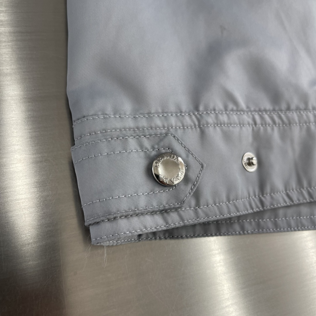 -PRAD 2025秋冬新款翻领夹克外套 面料舒适柔软 经典的品牌logo装饰设计理念完美 符有独特的魅