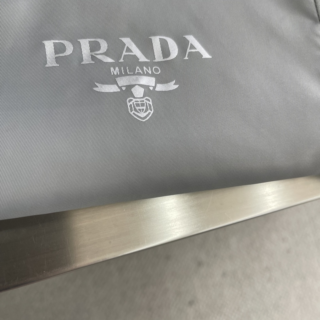 -PRAD 2025秋冬新款翻领夹克外套 面料舒适柔软 经典的品牌logo装饰设计理念完美 符有独特的魅