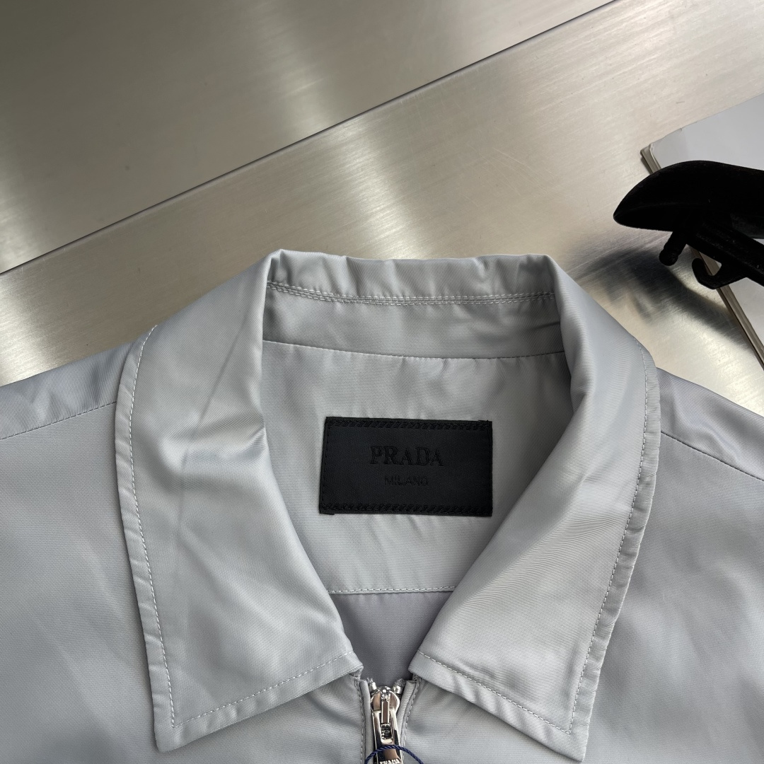 -PRAD 2025秋冬新款翻领夹克外套 面料舒适柔软 经典的品牌logo装饰设计理念完美 符有独特的魅