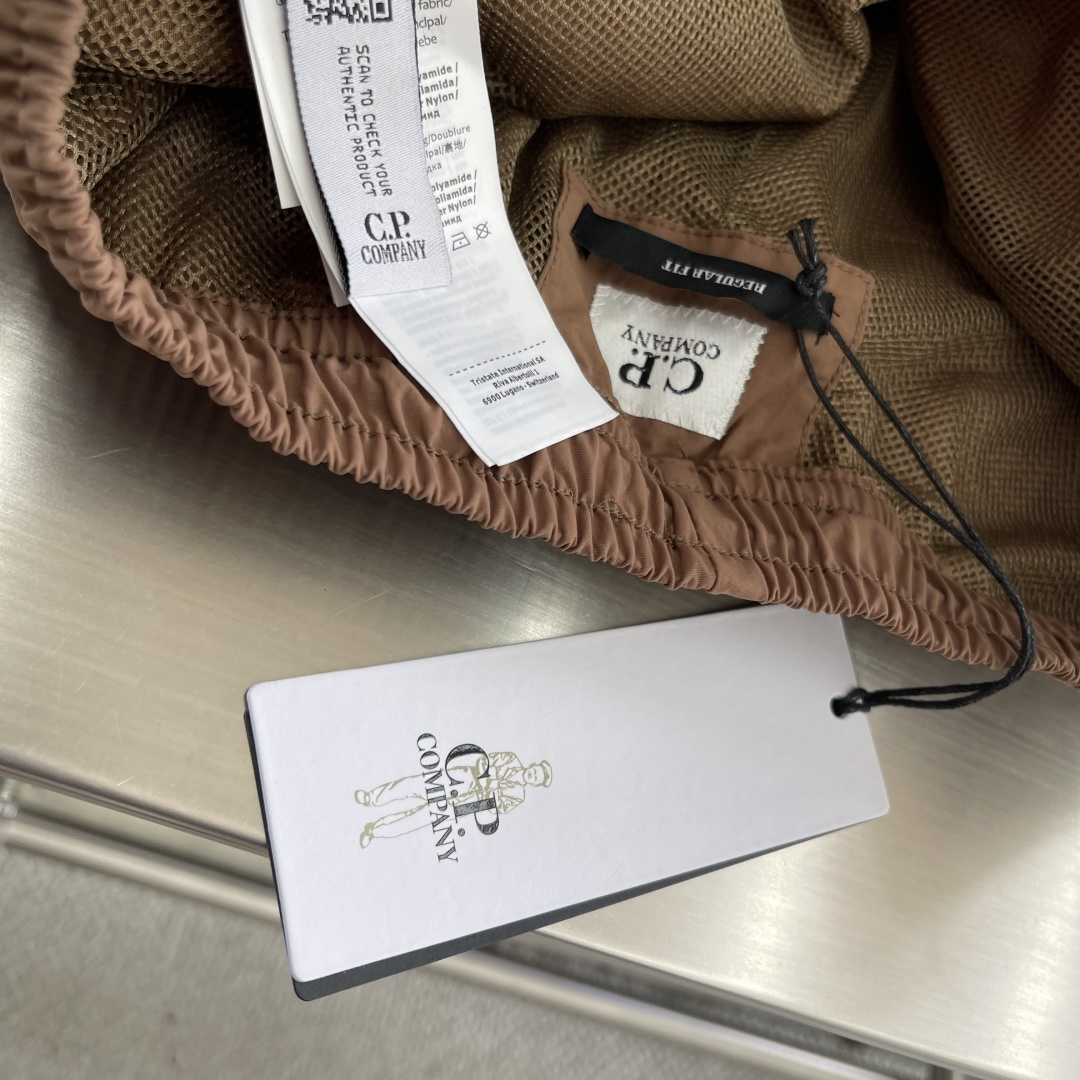 -CP 金属质感尼龙收口裤，标识性单品！富有科技感的金属尼龙面料，表面泛着淡淡的金属光泽！微皱褶皱处理，