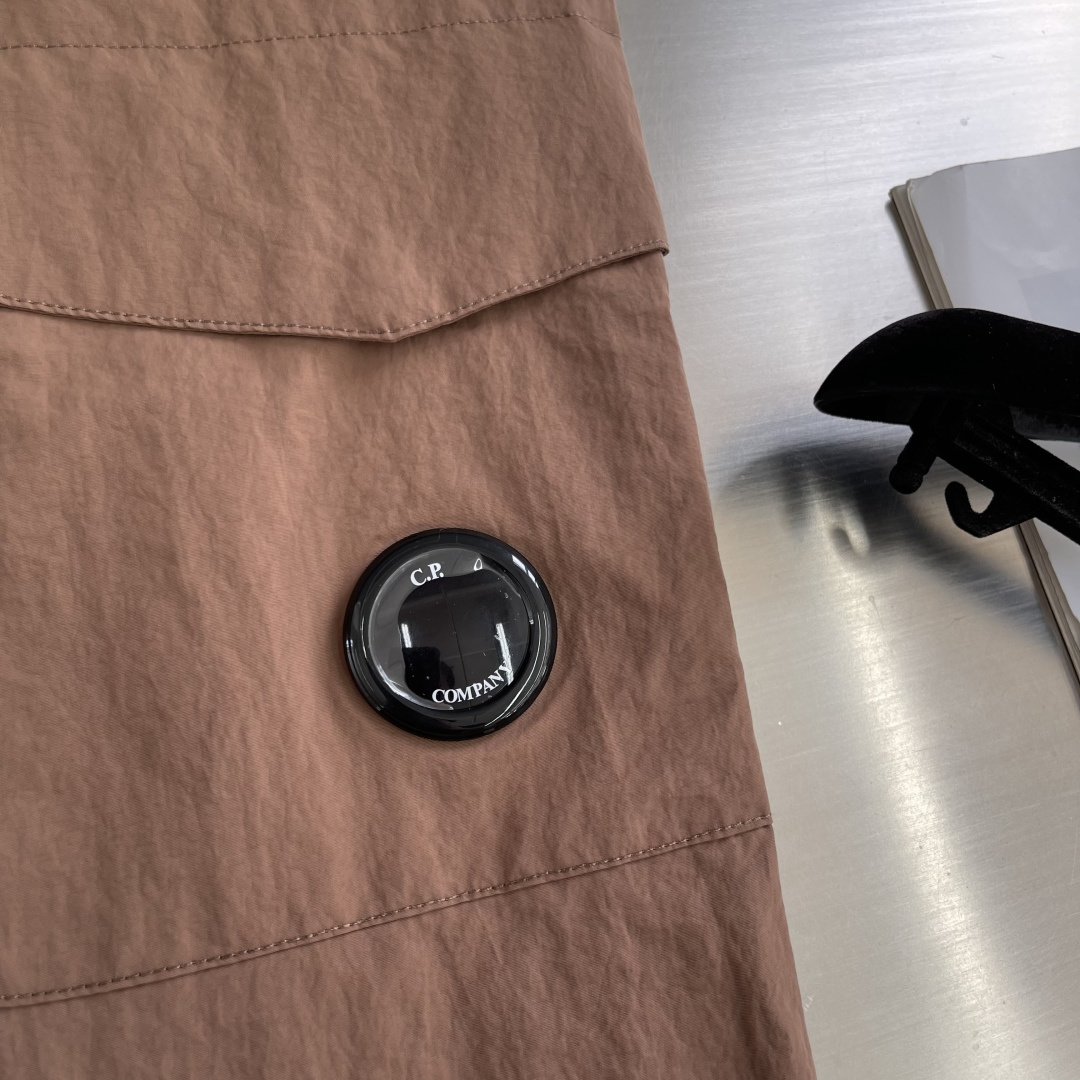 -CP 金属质感尼龙收口裤，标识性单品！富有科技感的金属尼龙面料，表面泛着淡淡的金属光泽！微皱褶皱处理，