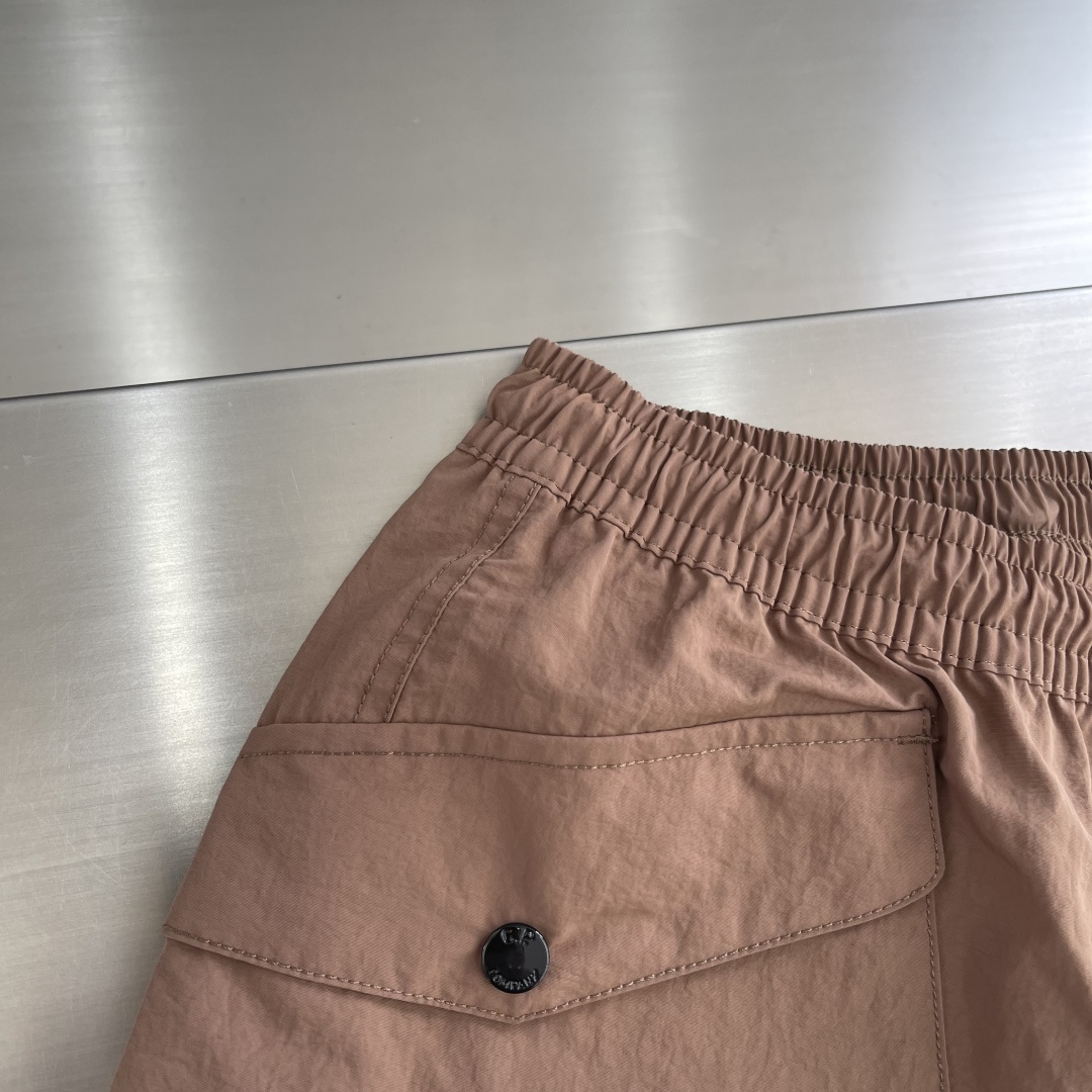 -CP 金属质感尼龙收口裤，标识性单品！富有科技感的金属尼龙面料，表面泛着淡淡的金属光泽！微皱褶皱处理，