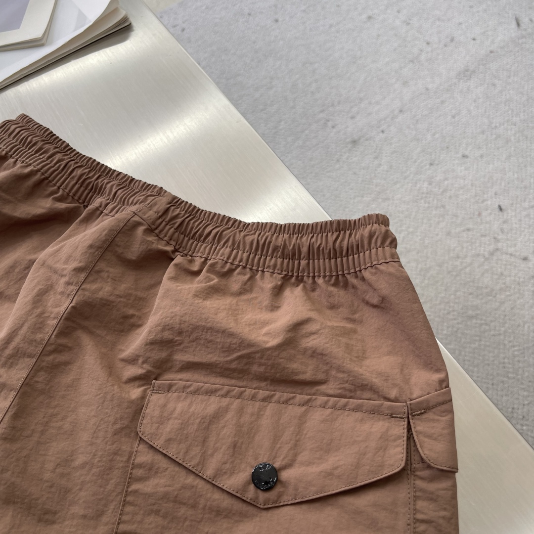 -CP 金属质感尼龙收口裤，标识性单品！富有科技感的金属尼龙面料，表面泛着淡淡的金属光泽！微皱褶皱处理，