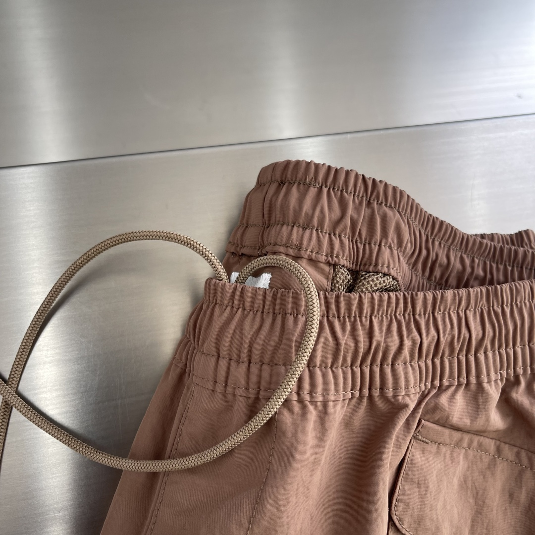 -CP 金属质感尼龙收口裤，标识性单品！富有科技感的金属尼龙面料，表面泛着淡淡的金属光泽！微皱褶皱处理，