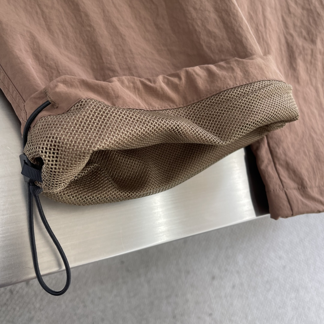 -CP 金属质感尼龙收口裤，标识性单品！富有科技感的金属尼龙面料，表面泛着淡淡的金属光泽！微皱褶皱处理，