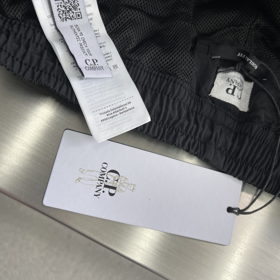 -CP 金属质感尼龙收口裤，标识性单品！富有科技感的金属尼龙面料，表面泛着淡淡的金属光泽！微皱褶皱处理，
