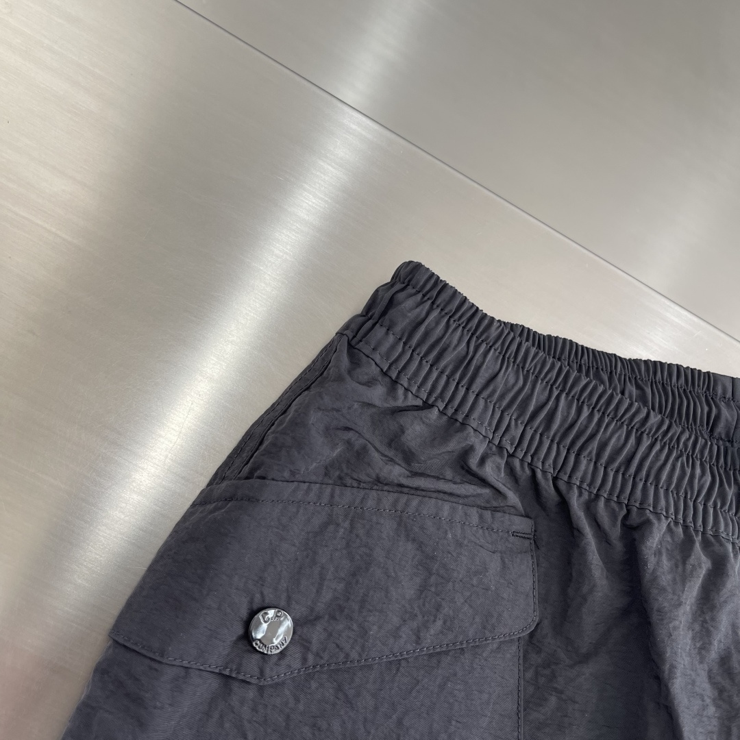 -CP 金属质感尼龙收口裤，标识性单品！富有科技感的金属尼龙面料，表面泛着淡淡的金属光泽！微皱褶皱处理，