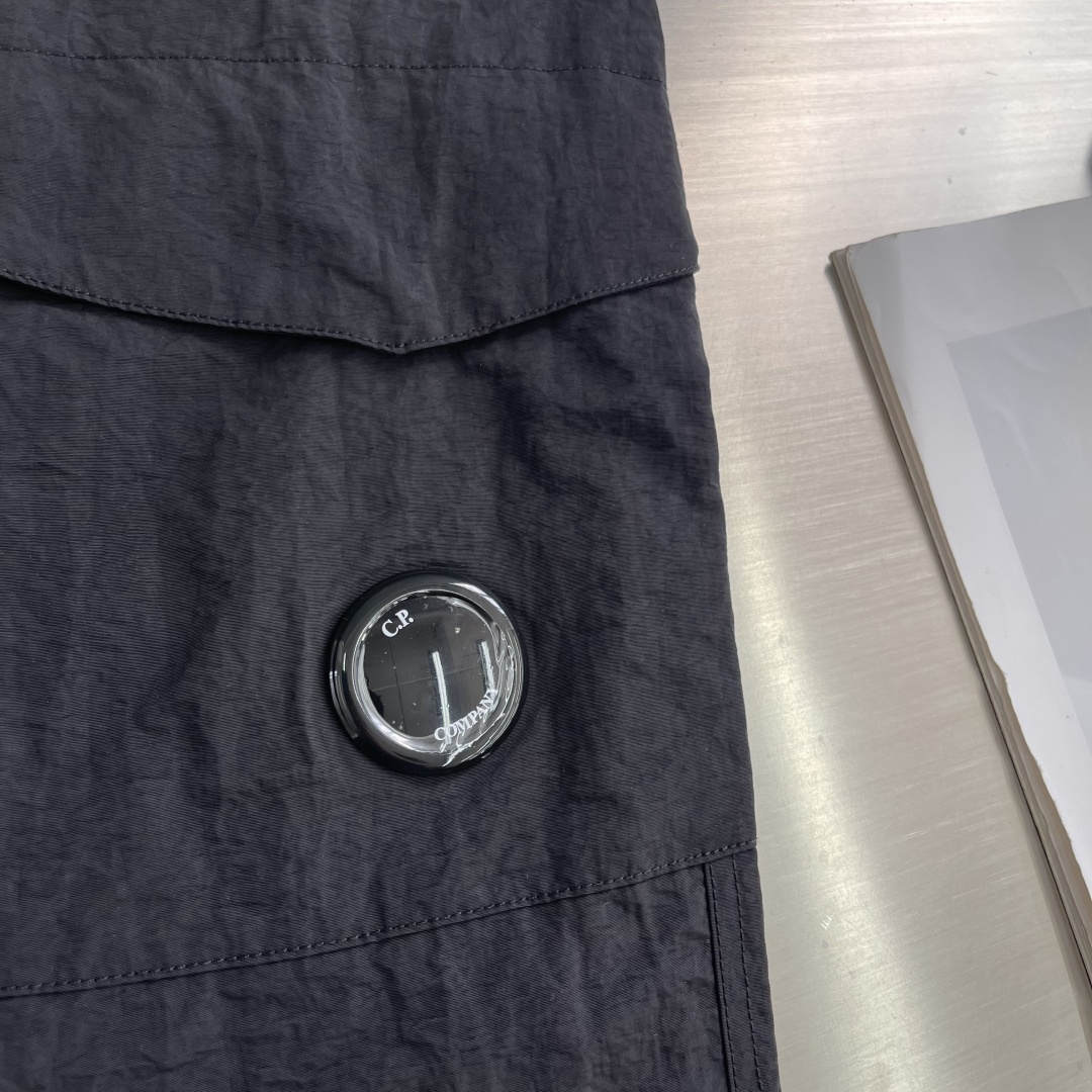 -CP 金属质感尼龙收口裤，标识性单品！富有科技感的金属尼龙面料，表面泛着淡淡的金属光泽！微皱褶皱处理，