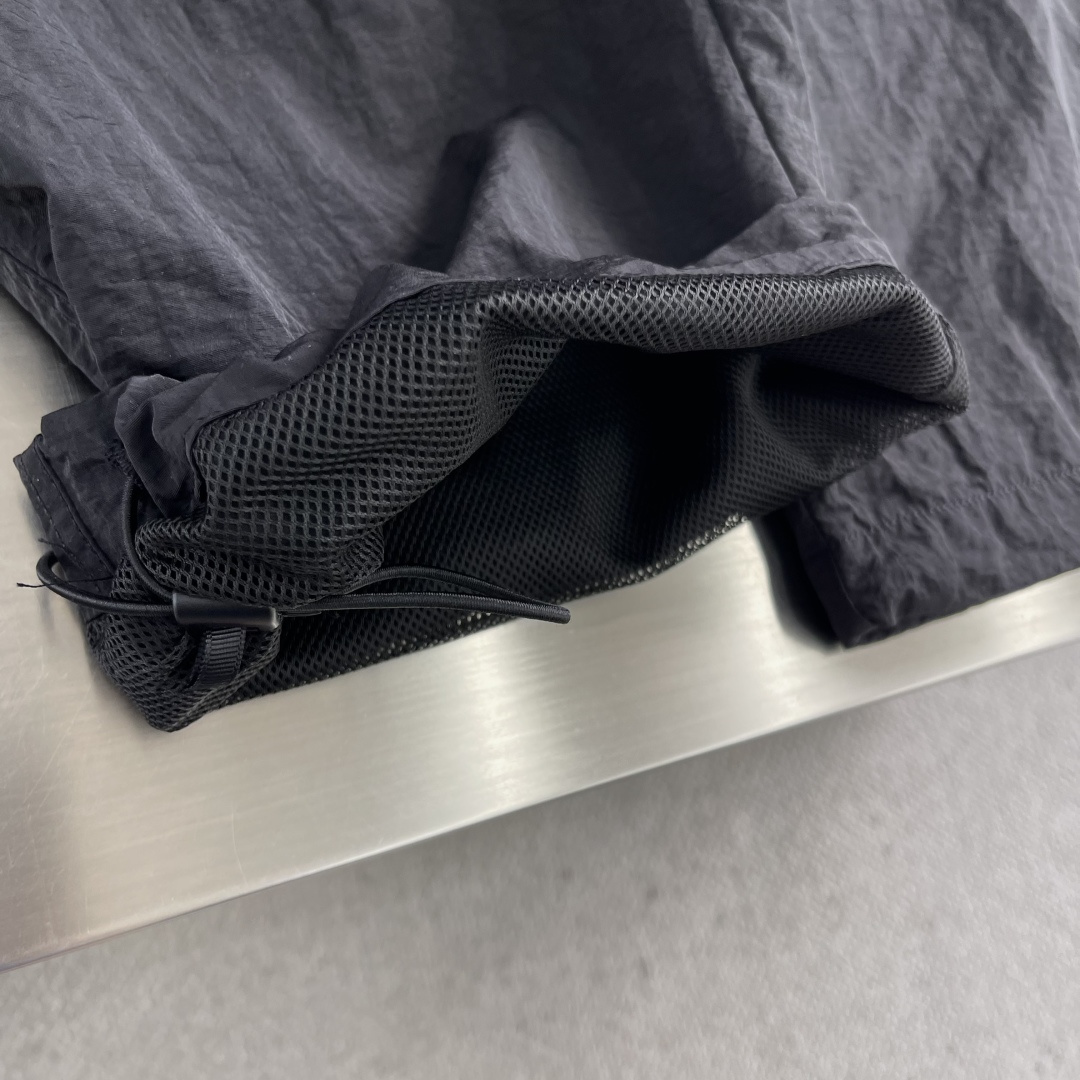 -CP 金属质感尼龙收口裤，标识性单品！富有科技感的金属尼龙面料，表面泛着淡淡的金属光泽！微皱褶皱处理，