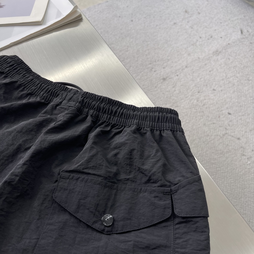 -CP 金属质感尼龙收口裤，标识性单品！富有科技感的金属尼龙面料，表面泛着淡淡的金属光泽！微皱褶皱处理，