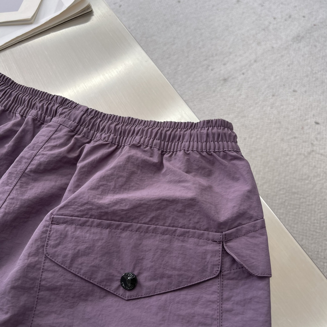 -CP 金属质感尼龙收口裤，标识性单品！富有科技感的金属尼龙面料，表面泛着淡淡的金属光泽！微皱褶皱处理，