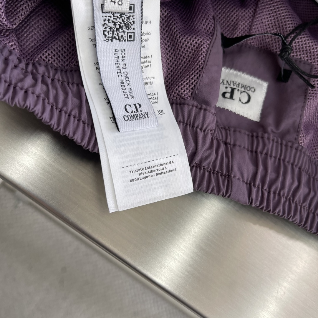 -CP 金属质感尼龙收口裤，标识性单品！富有科技感的金属尼龙面料，表面泛着淡淡的金属光泽！微皱褶皱处理，