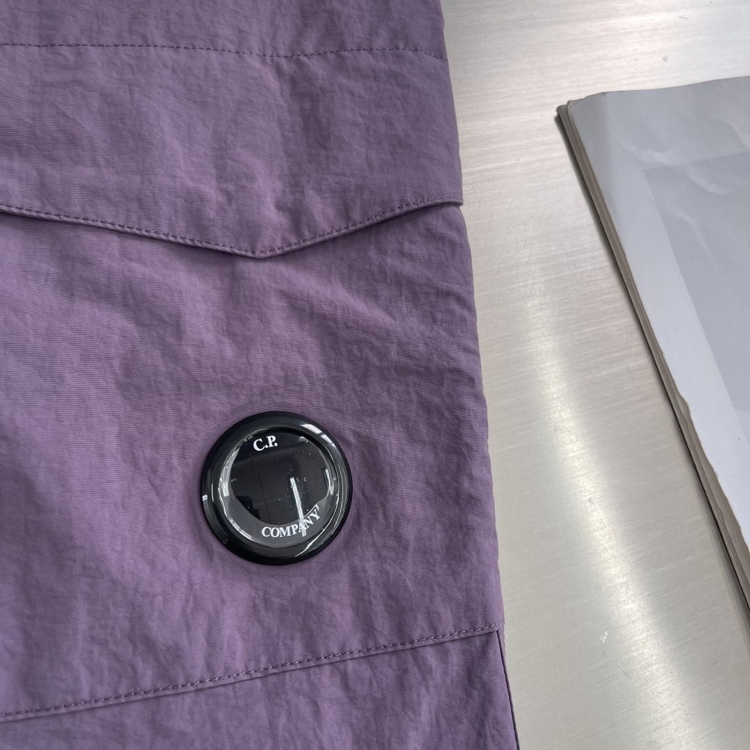 -CP 金属质感尼龙收口裤，标识性单品！富有科技感的金属尼龙面料，表面泛着淡淡的金属光泽！微皱褶皱处理，