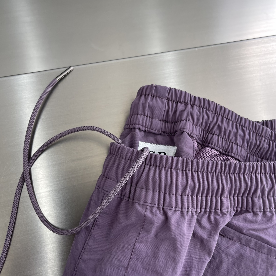 -CP 金属质感尼龙收口裤，标识性单品！富有科技感的金属尼龙面料，表面泛着淡淡的金属光泽！微皱褶皱处理，