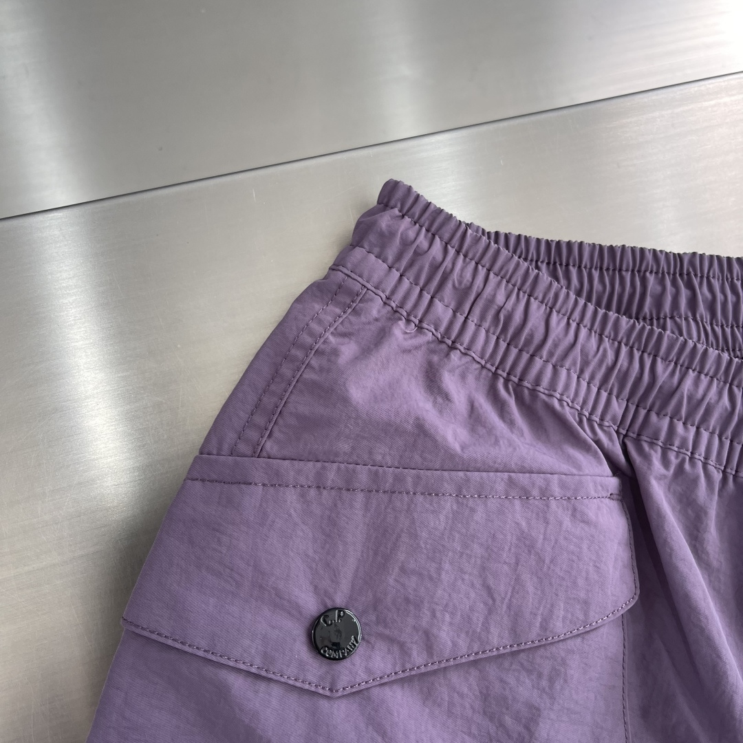 -CP 金属质感尼龙收口裤，标识性单品！富有科技感的金属尼龙面料，表面泛着淡淡的金属光泽！微皱褶皱处理，